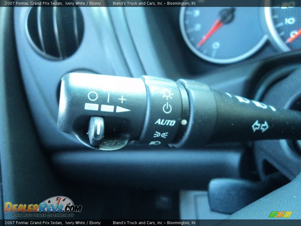 2007 Pontiac Grand Prix Sedan Ivory White / Ebony Photo #14