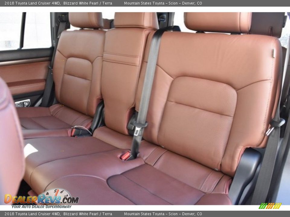 2018 Toyota Land Cruiser 4WD Blizzard White Pearl / Terra Photo #16
