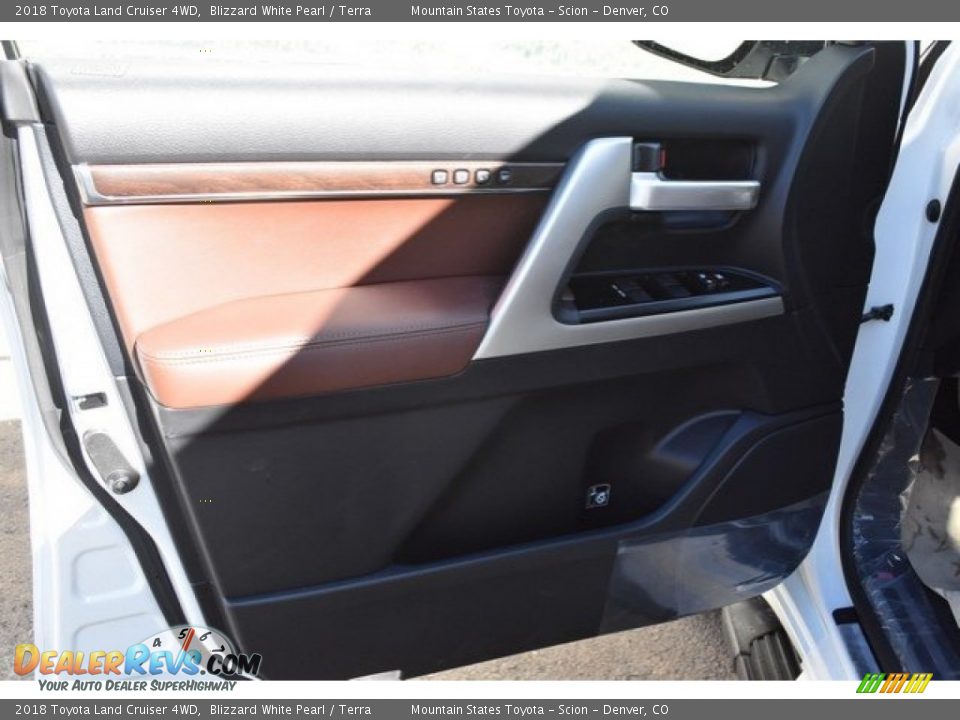 2018 Toyota Land Cruiser 4WD Blizzard White Pearl / Terra Photo #23