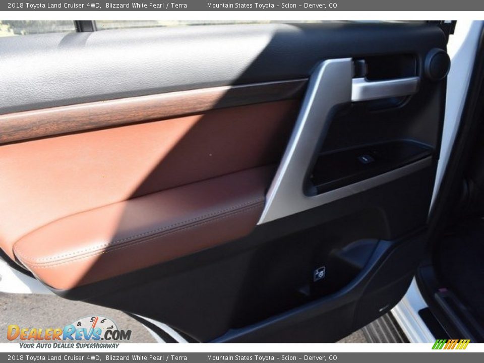 2018 Toyota Land Cruiser 4WD Blizzard White Pearl / Terra Photo #24