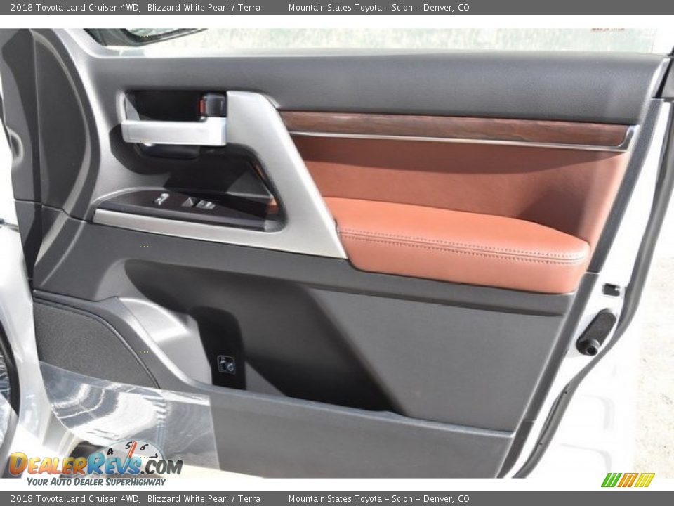 2018 Toyota Land Cruiser 4WD Blizzard White Pearl / Terra Photo #25