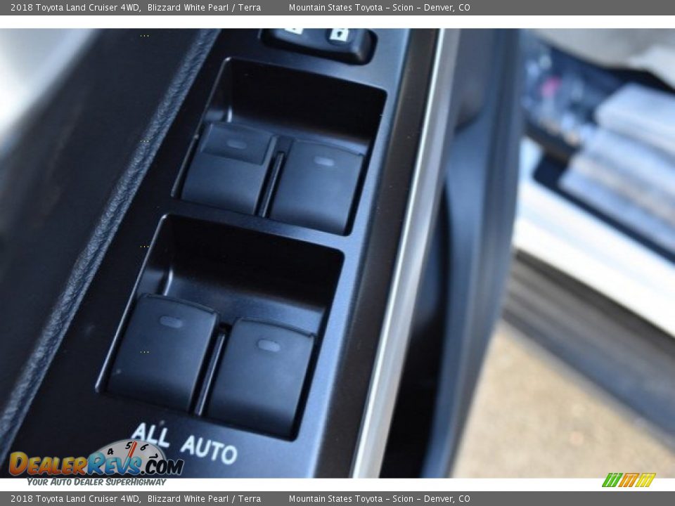 2018 Toyota Land Cruiser 4WD Blizzard White Pearl / Terra Photo #28