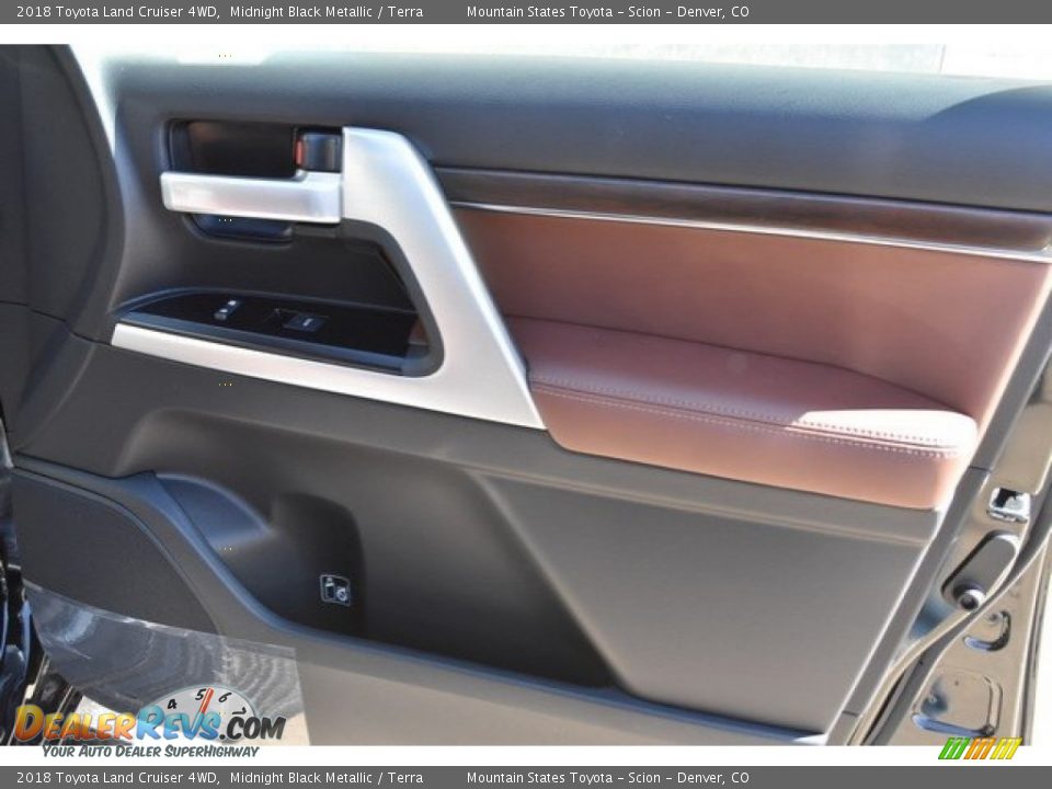 2018 Toyota Land Cruiser 4WD Midnight Black Metallic / Terra Photo #24