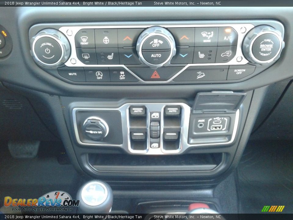 2018 Jeep Wrangler Unlimited Sahara 4x4 Bright White / Black/Heritage Tan Photo #24