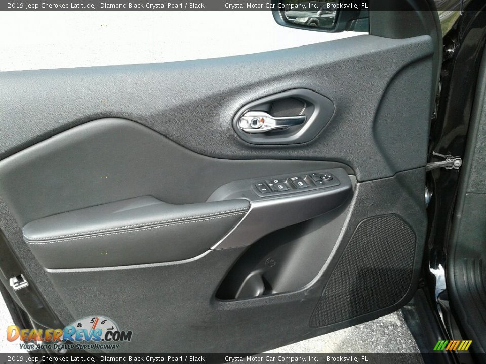 Door Panel of 2019 Jeep Cherokee Latitude Photo #17