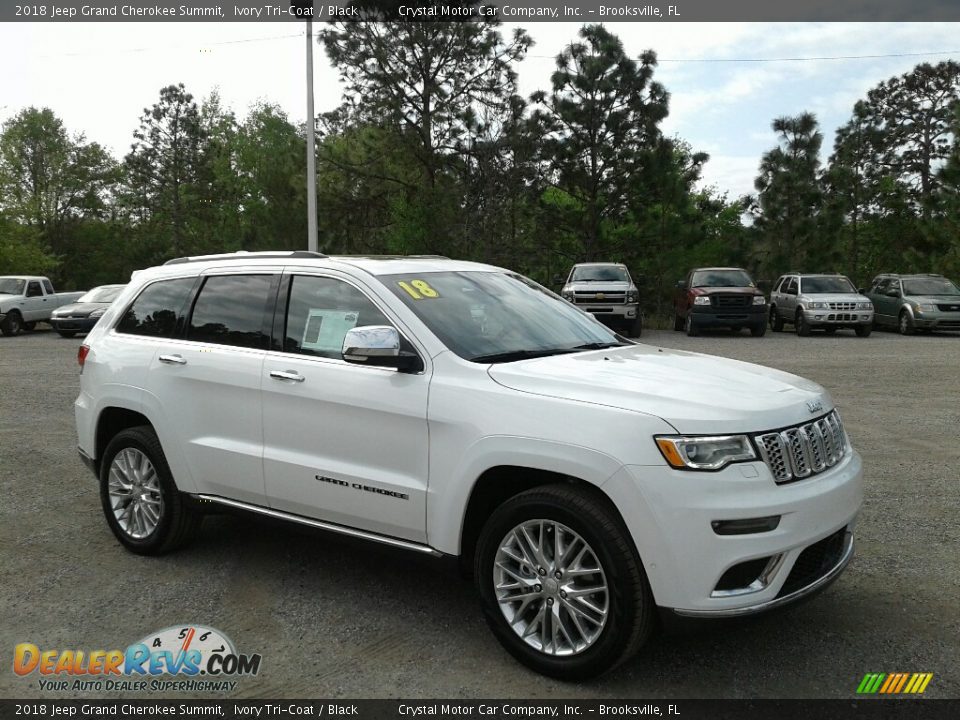 Front 3/4 View of 2018 Jeep Grand Cherokee Summit Photo #7