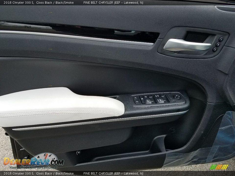 2018 Chrysler 300 S Gloss Black / Black/Smoke Photo #8