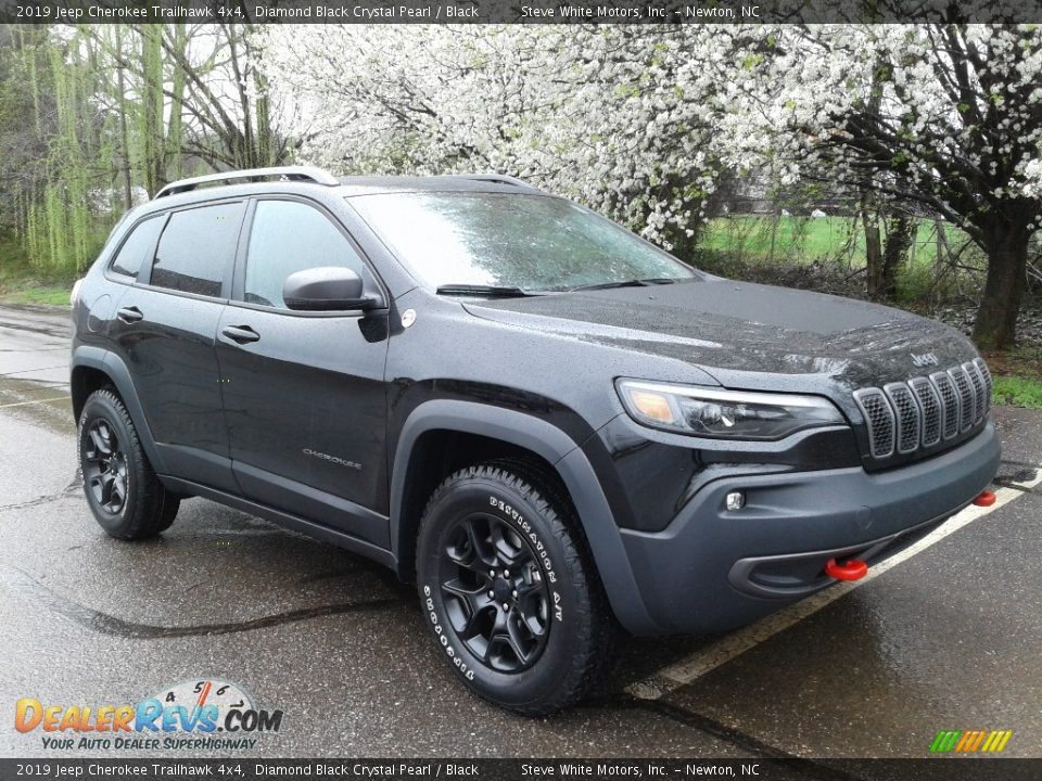 Front 3/4 View of 2019 Jeep Cherokee Trailhawk 4x4 Photo #4