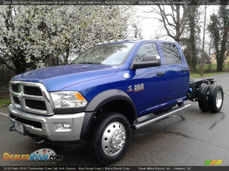 Front 3/4 View of 2018 Ram 4500 Tradesman Crew Cab 4x4 Chassis Photo #2
