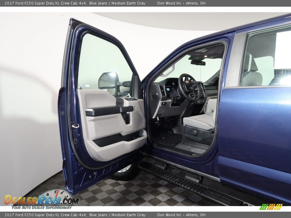 2017 Ford F250 Super Duty XL Crew Cab 4x4 Blue Jeans / Medium Earth Gray Photo #23