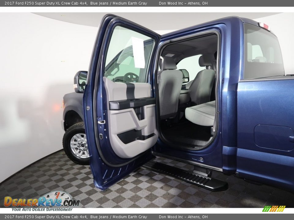 2017 Ford F250 Super Duty XL Crew Cab 4x4 Blue Jeans / Medium Earth Gray Photo #24