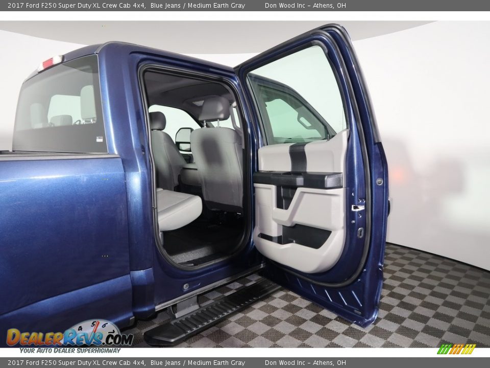 2017 Ford F250 Super Duty XL Crew Cab 4x4 Blue Jeans / Medium Earth Gray Photo #25