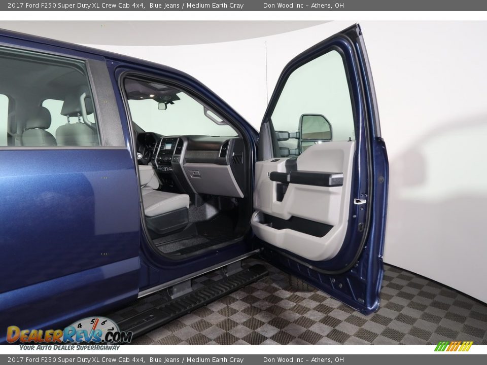 2017 Ford F250 Super Duty XL Crew Cab 4x4 Blue Jeans / Medium Earth Gray Photo #26