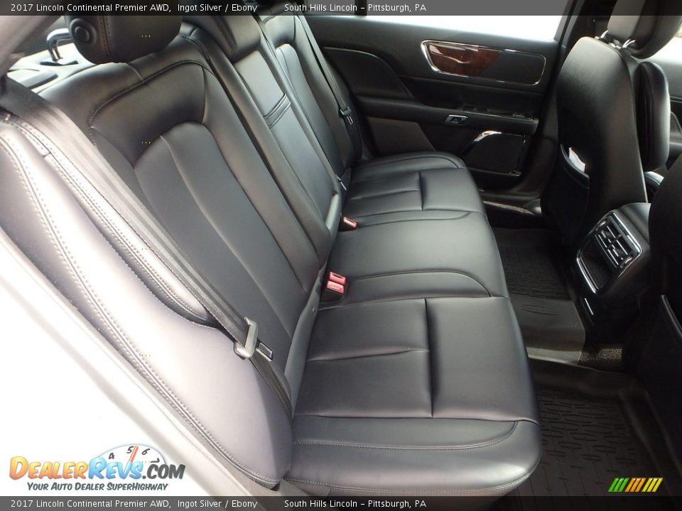 Rear Seat of 2017 Lincoln Continental Premier AWD Photo #13