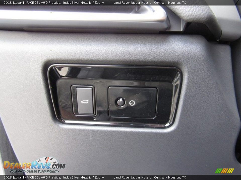 2018 Jaguar F-PACE 25t AWD Prestige Indus Silver Metallic / Ebony Photo #28