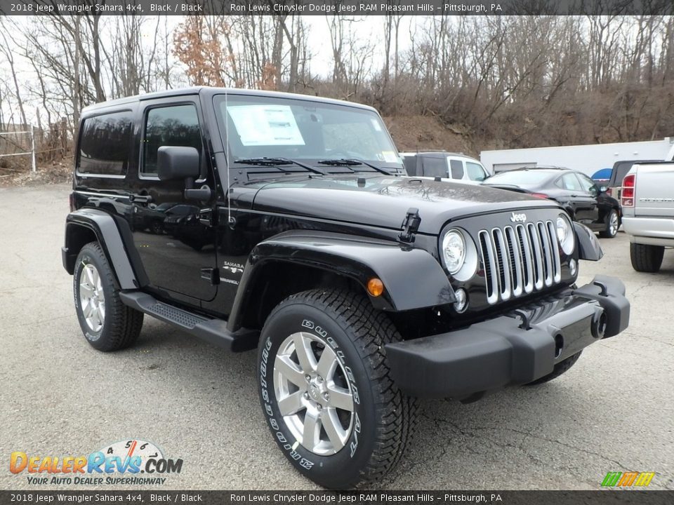 Front 3/4 View of 2018 Jeep Wrangler Sahara 4x4 Photo #7