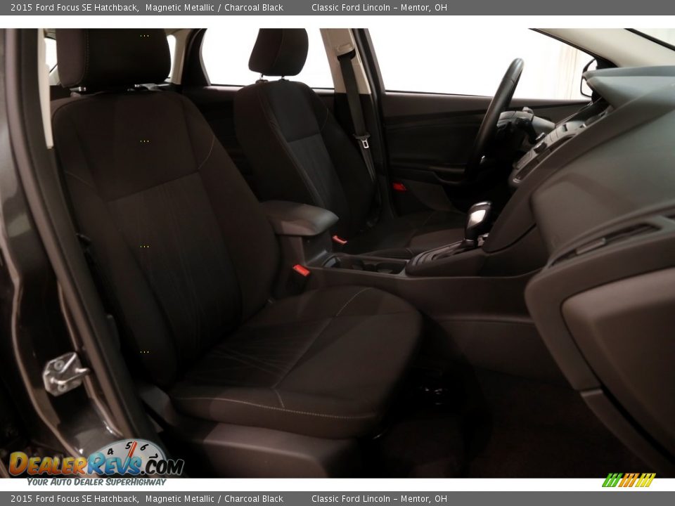 2015 Ford Focus SE Hatchback Magnetic Metallic / Charcoal Black Photo #14