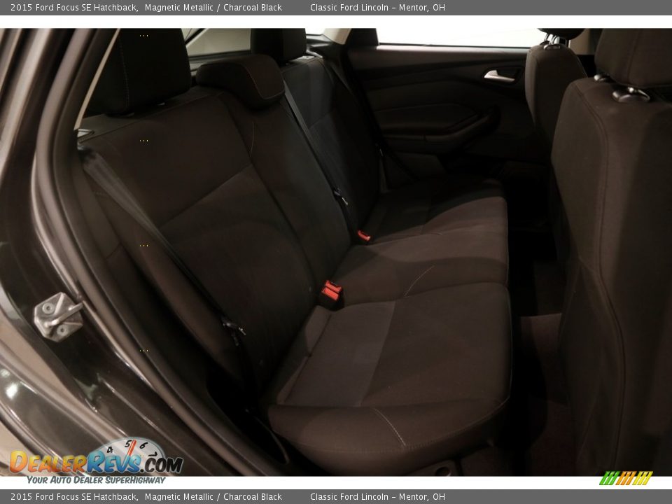 2015 Ford Focus SE Hatchback Magnetic Metallic / Charcoal Black Photo #15