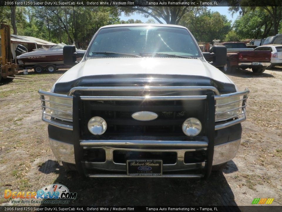 2006 Ford F250 Super Duty XL SuperCab 4x4 Oxford White / Medium Flint Photo #1