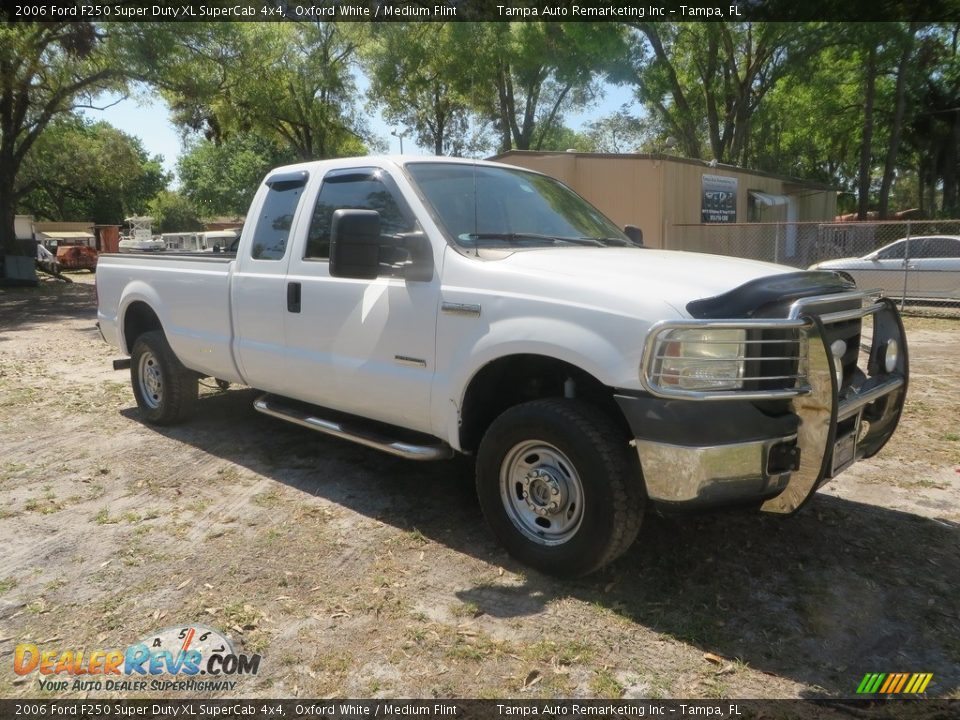 2006 Ford F250 Super Duty XL SuperCab 4x4 Oxford White / Medium Flint Photo #2