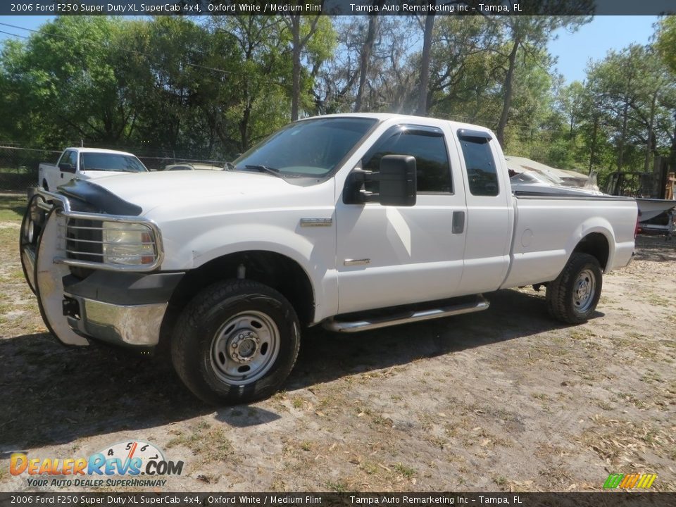 2006 Ford F250 Super Duty XL SuperCab 4x4 Oxford White / Medium Flint Photo #3