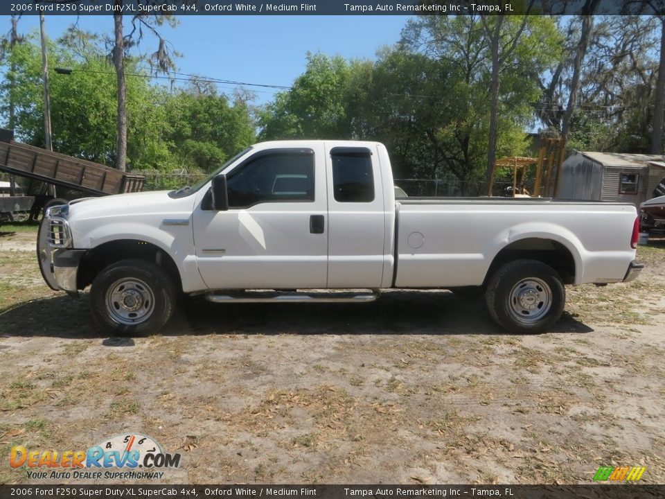 2006 Ford F250 Super Duty XL SuperCab 4x4 Oxford White / Medium Flint Photo #4