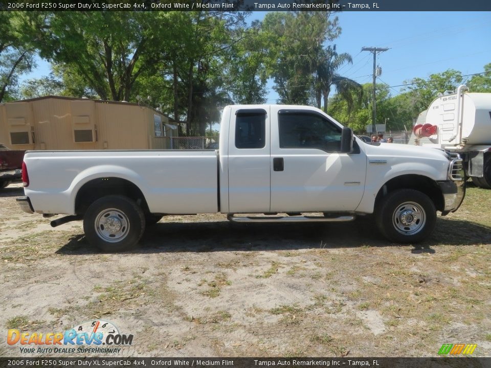 2006 Ford F250 Super Duty XL SuperCab 4x4 Oxford White / Medium Flint Photo #5