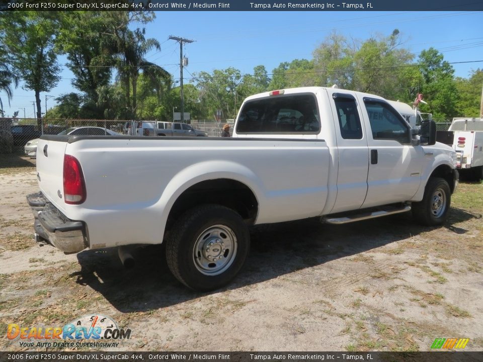 2006 Ford F250 Super Duty XL SuperCab 4x4 Oxford White / Medium Flint Photo #7