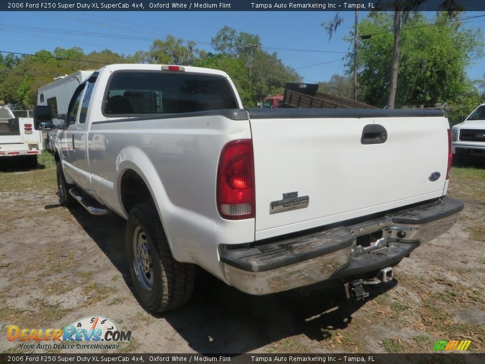 2006 Ford F250 Super Duty XL SuperCab 4x4 Oxford White / Medium Flint Photo #8