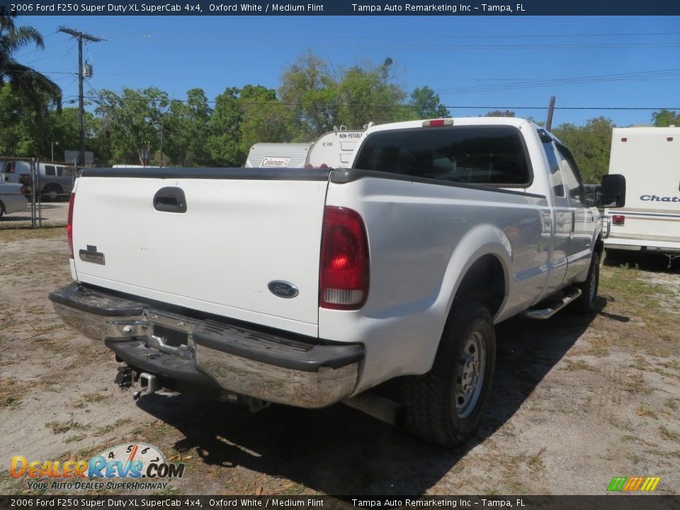 2006 Ford F250 Super Duty XL SuperCab 4x4 Oxford White / Medium Flint Photo #9