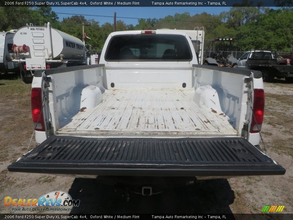 2006 Ford F250 Super Duty XL SuperCab 4x4 Oxford White / Medium Flint Photo #11