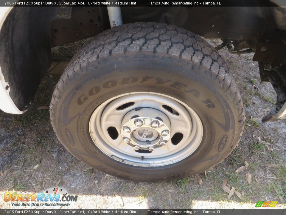 2006 Ford F250 Super Duty XL SuperCab 4x4 Oxford White / Medium Flint Photo #14