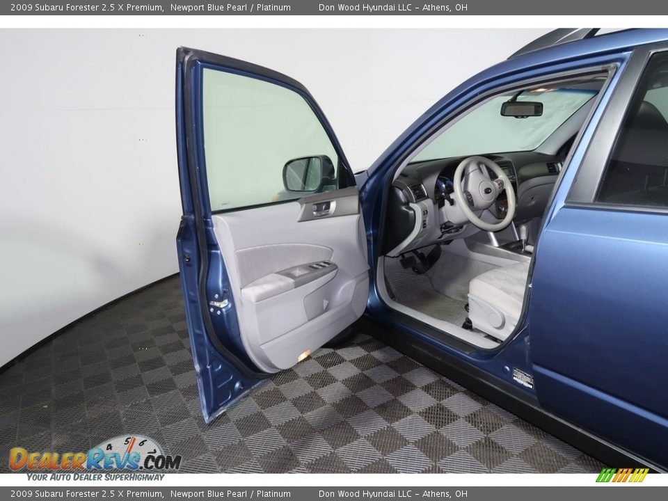 2009 Subaru Forester 2.5 X Premium Newport Blue Pearl / Platinum Photo #25