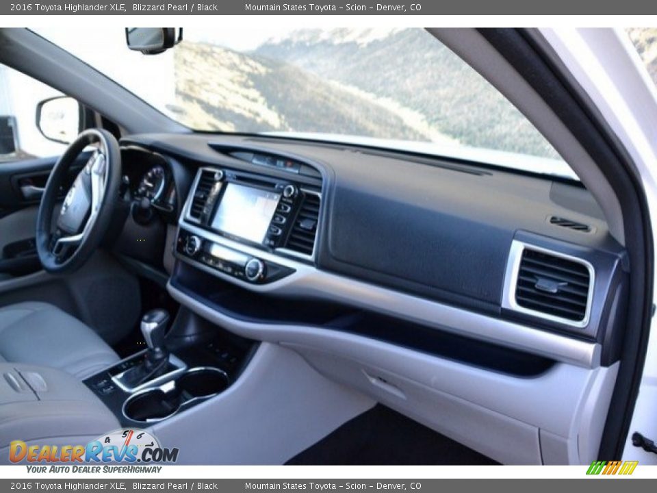 2016 Toyota Highlander XLE Blizzard Pearl / Black Photo #17