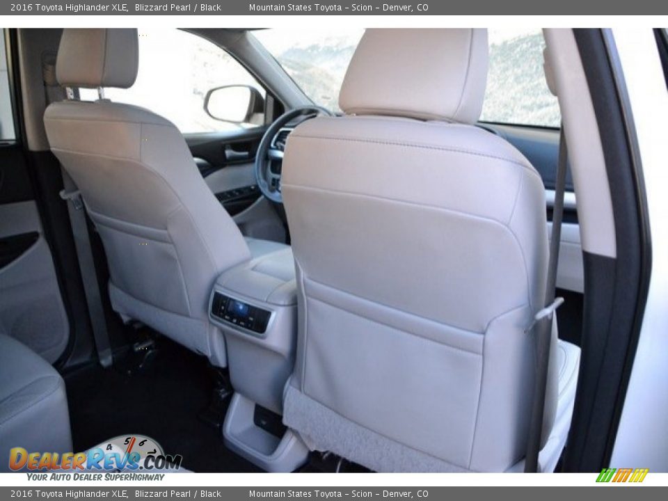 2016 Toyota Highlander XLE Blizzard Pearl / Black Photo #22