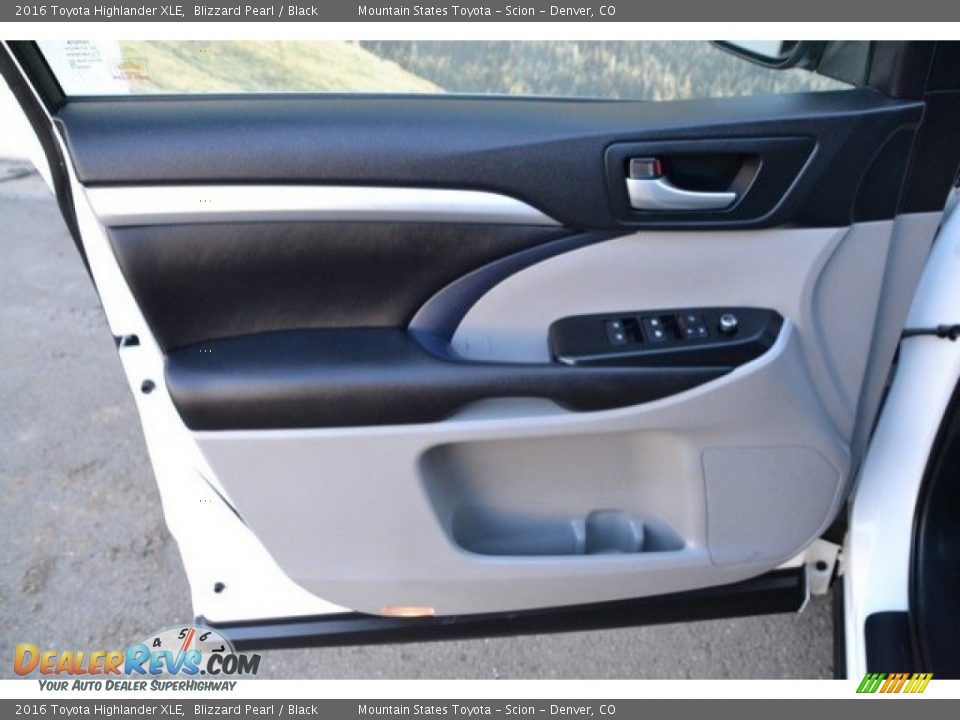 2016 Toyota Highlander XLE Blizzard Pearl / Black Photo #26