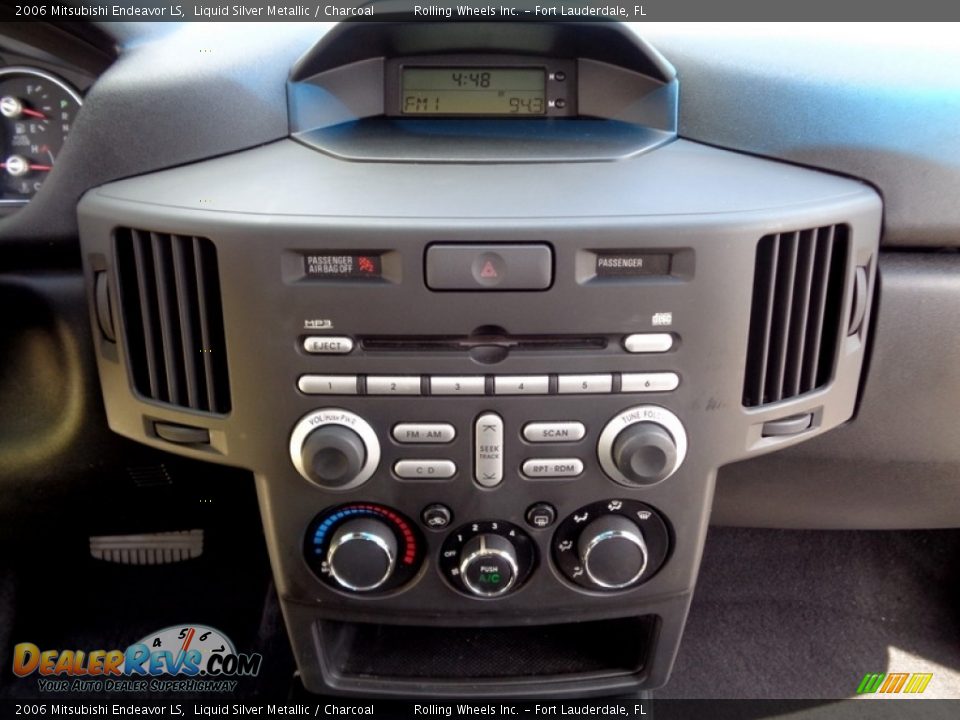 2006 Mitsubishi Endeavor LS Liquid Silver Metallic / Charcoal Photo #21