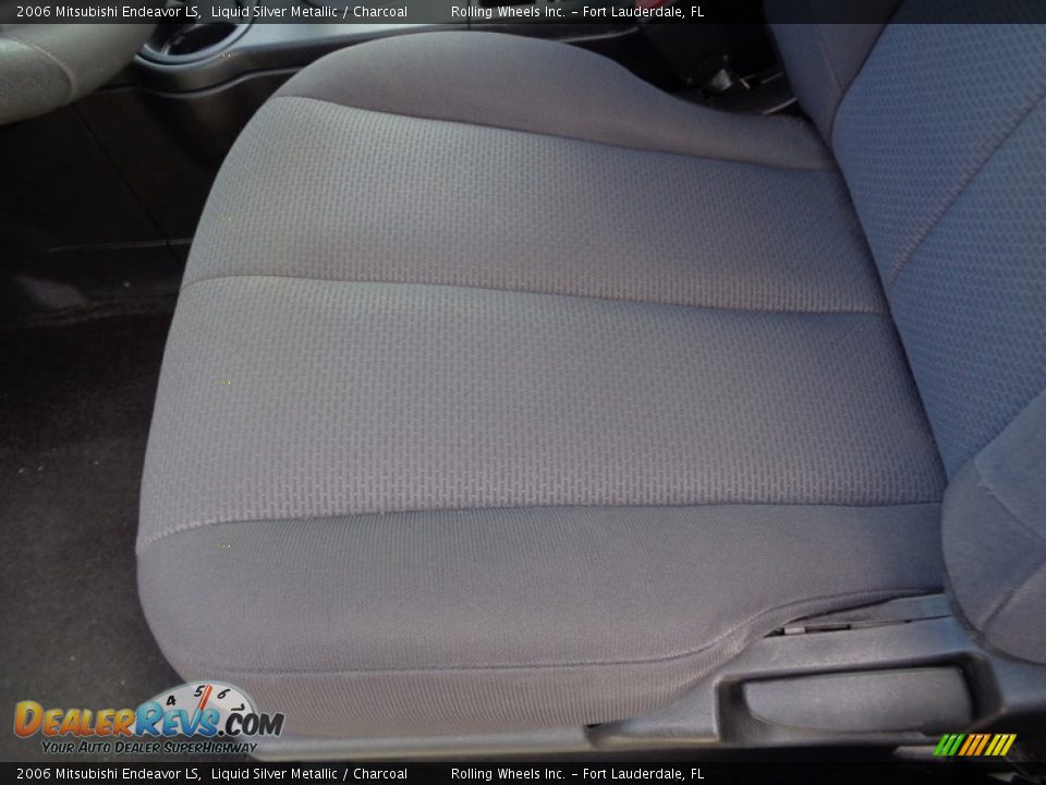 2006 Mitsubishi Endeavor LS Liquid Silver Metallic / Charcoal Photo #22