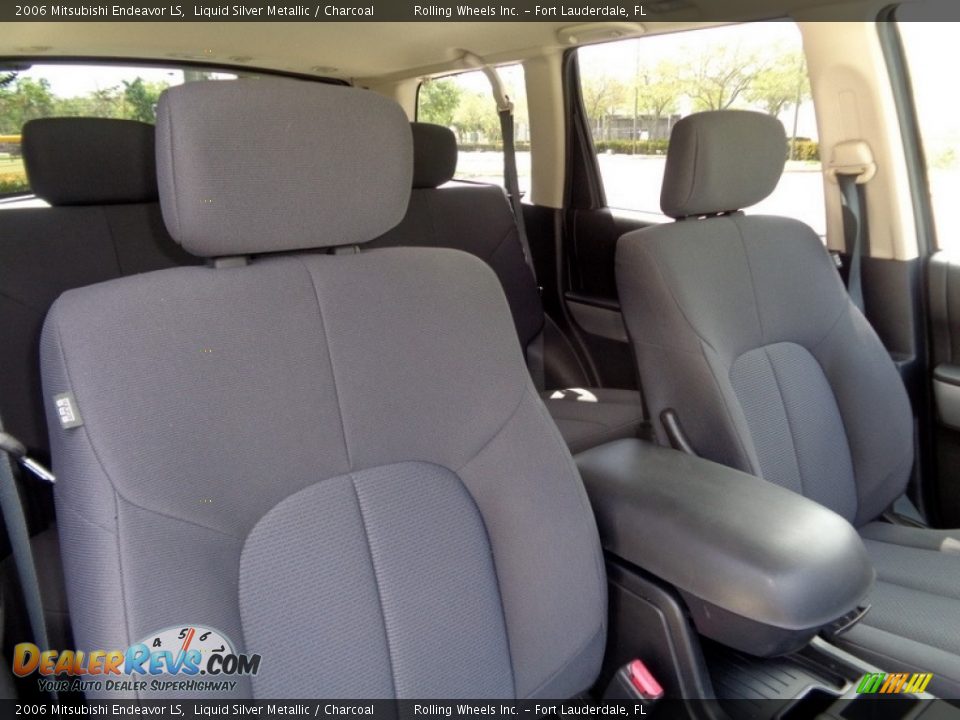 2006 Mitsubishi Endeavor LS Liquid Silver Metallic / Charcoal Photo #24