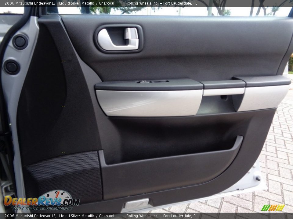 2006 Mitsubishi Endeavor LS Liquid Silver Metallic / Charcoal Photo #28