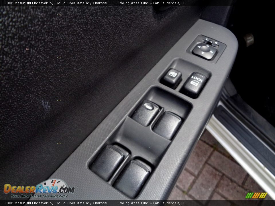 2006 Mitsubishi Endeavor LS Liquid Silver Metallic / Charcoal Photo #30