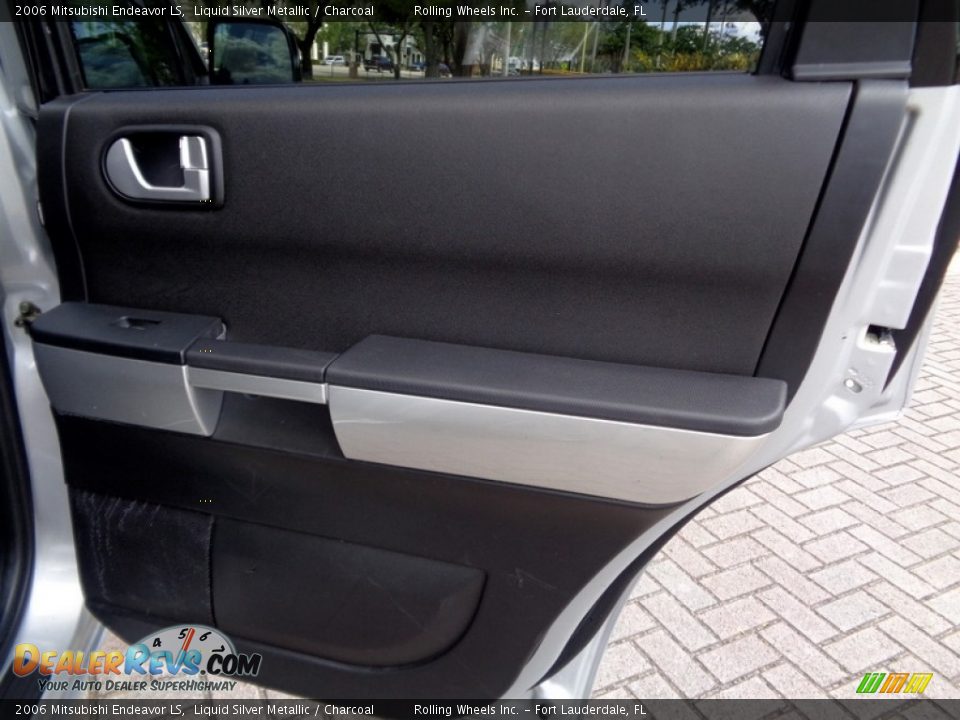 2006 Mitsubishi Endeavor LS Liquid Silver Metallic / Charcoal Photo #31