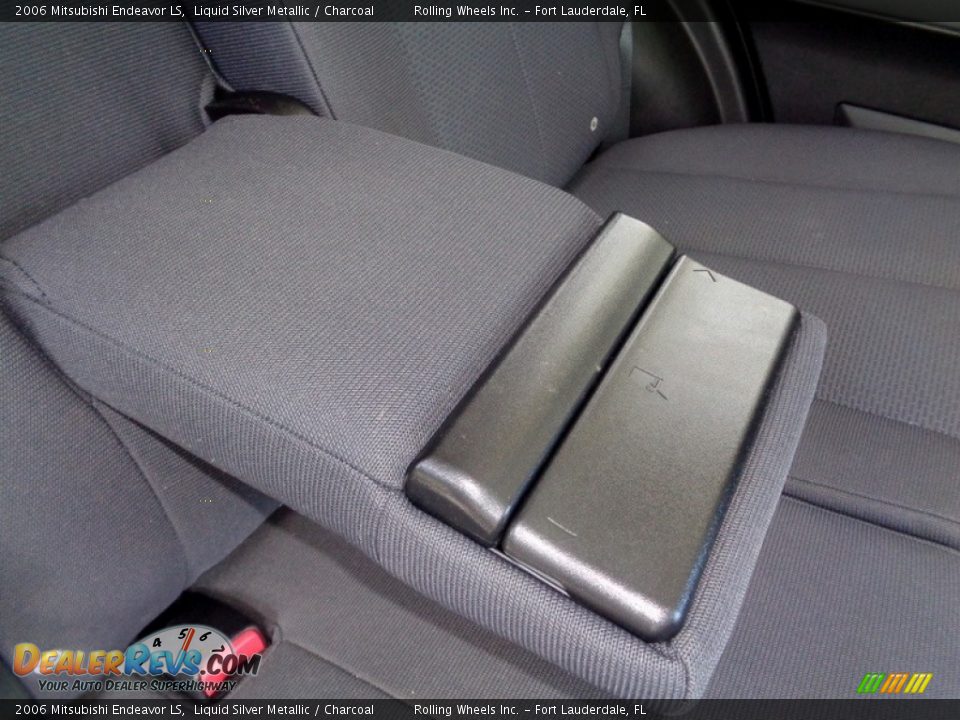 2006 Mitsubishi Endeavor LS Liquid Silver Metallic / Charcoal Photo #33