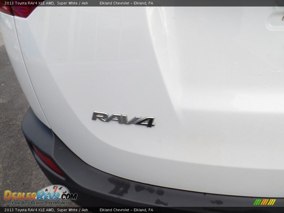 2013 Toyota RAV4 XLE AWD Super White / Ash Photo #10