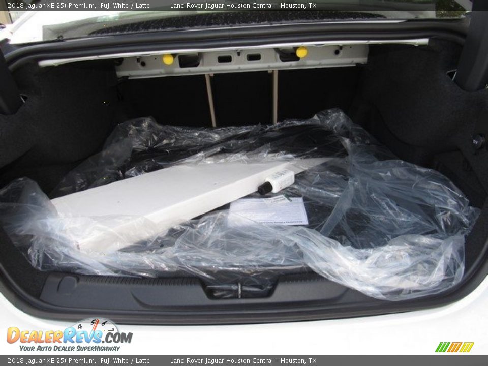 2018 Jaguar XE 25t Premium Fuji White / Latte Photo #18