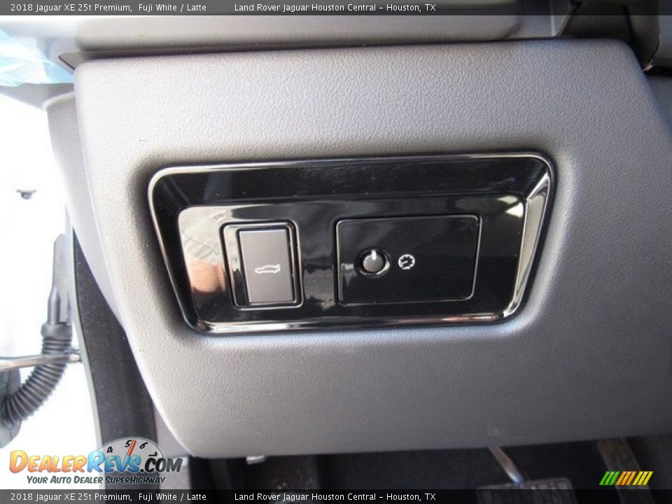 2018 Jaguar XE 25t Premium Fuji White / Latte Photo #28