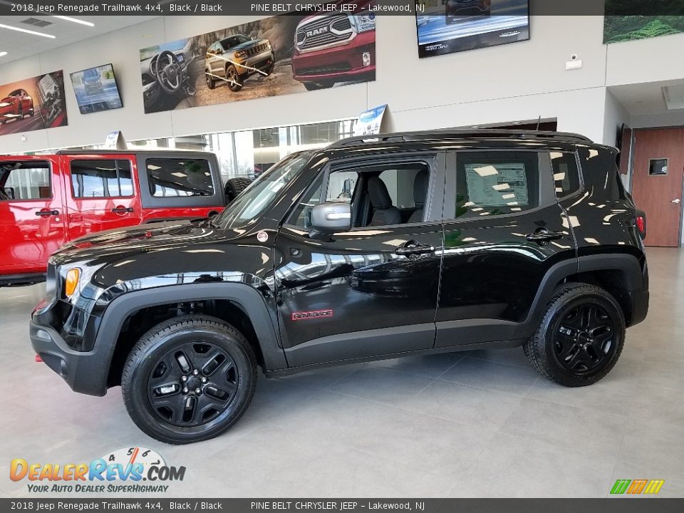 Front 3/4 View of 2018 Jeep Renegade Trailhawk 4x4 Photo #3