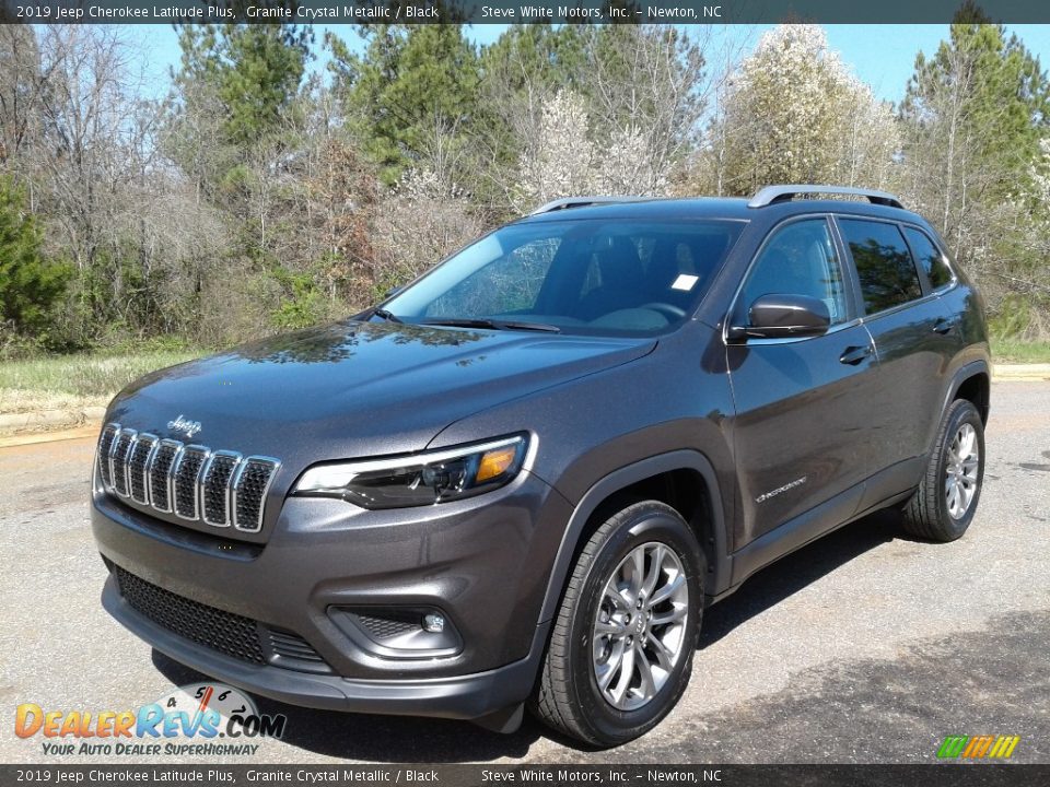 Front 3/4 View of 2019 Jeep Cherokee Latitude Plus Photo #2