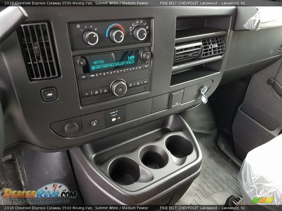 Controls of 2018 Chevrolet Express Cutaway 3500 Moving Van Photo #10