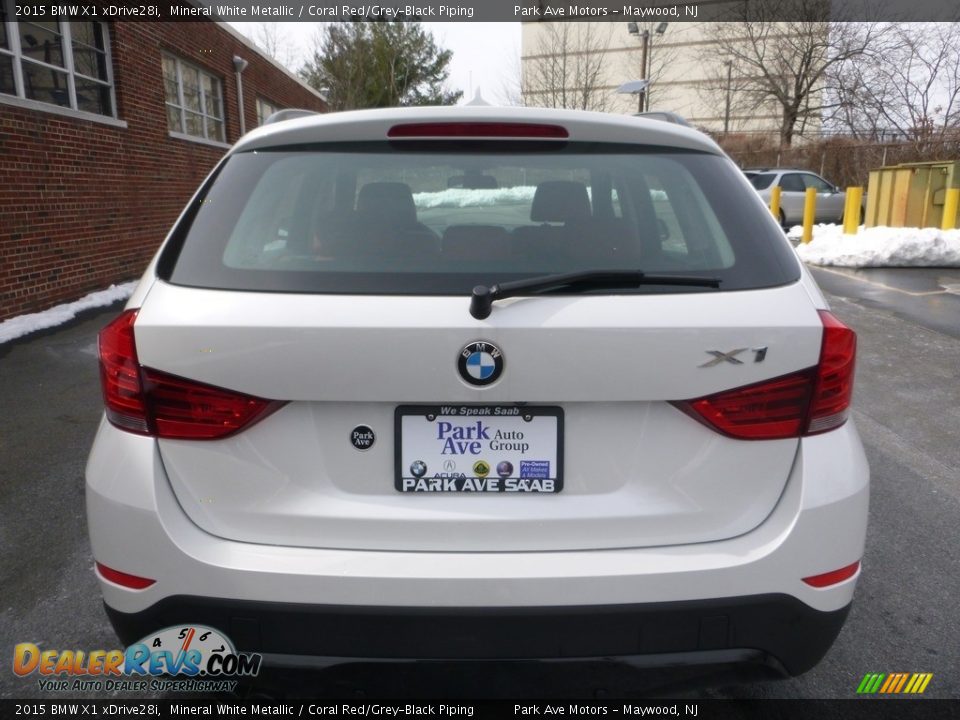 2015 BMW X1 xDrive28i Mineral White Metallic / Coral Red/Grey-Black Piping Photo #4